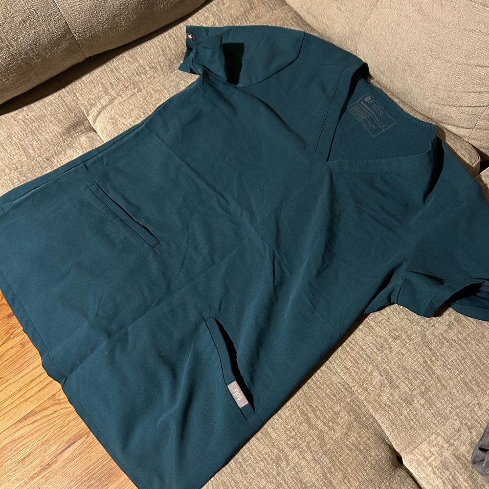 Figs scrub top size Small- Caribbean blue